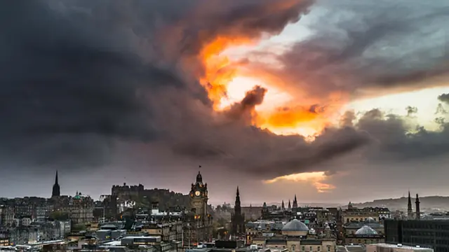 Misteri Bentuk Awan: Naga, UFO, Mata? Terungkap!