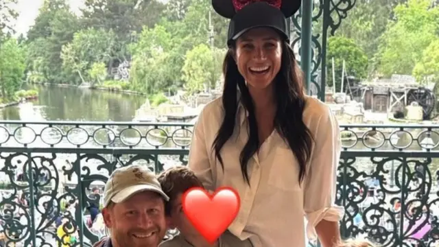 Sepatu Meghan Markle di Disneyland: Gaya Mewah, Harga Terjangkau?