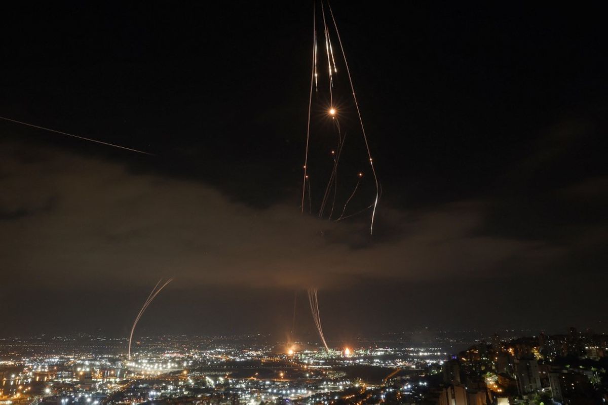 Serangan Rudal Iran: Tel Aviv Dihujani, Langit Israel Diperintah?