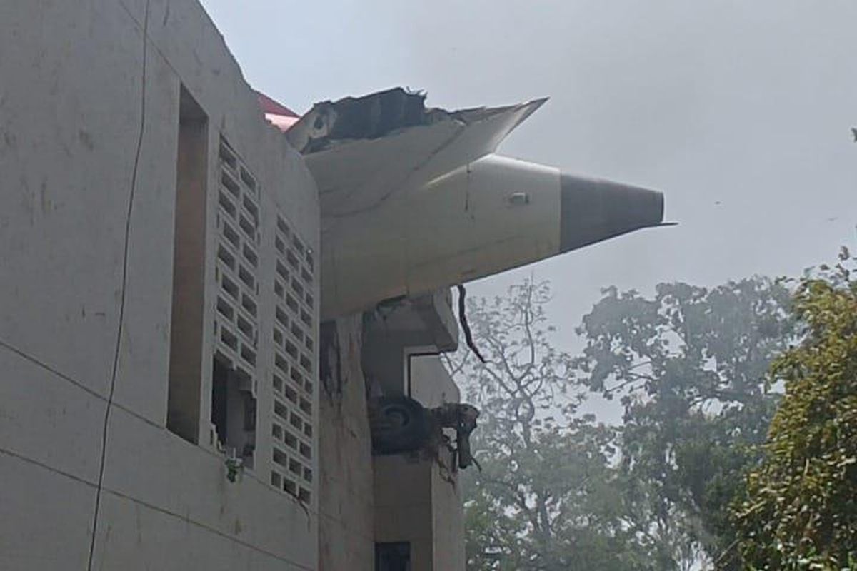 Tragedi_Air_India_Puing_Pesawat_Hantam_Rumah_Warga Tragedi Air India: Puing Pesawat Hantam Rumah Warga